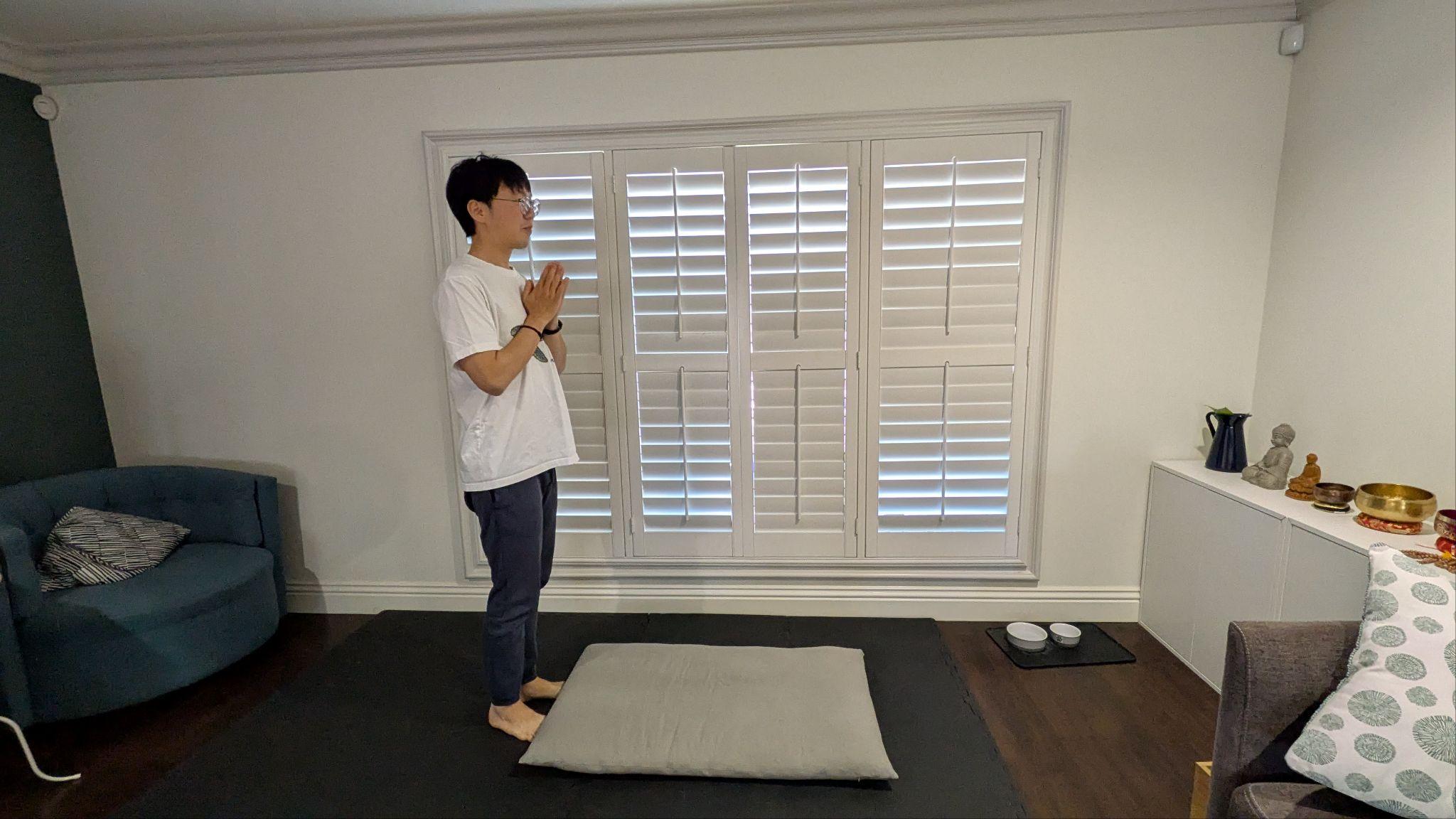 Standing position with hands in hapjang