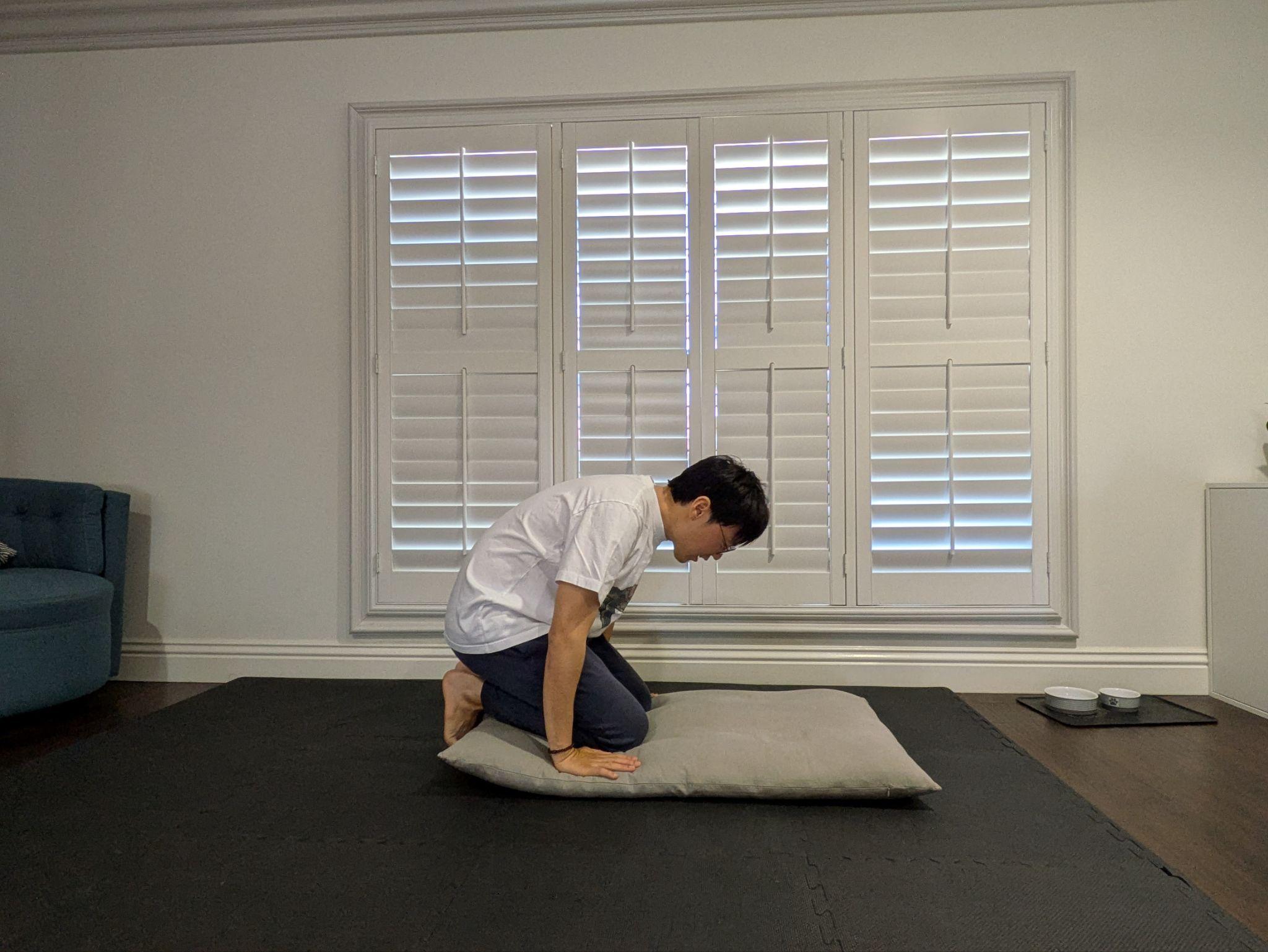 Squatting with hands in hapjang